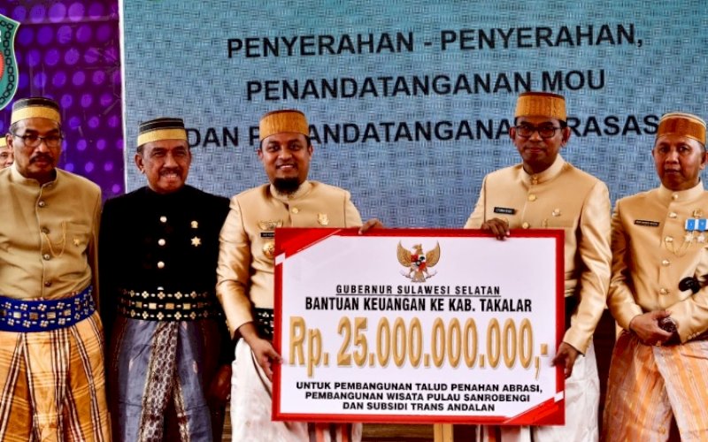 PENYERAHAN. Gubernur Sulsel Andi Sudirman Sulaiman menyerahkan bantuan keuangan tahun anggaran 2023 senilai Rp25 miliar untuk Kabupaten Takalar diterima langsung Pj Bupati Takalar, Setiawan Aswad dalam Rapat Paripurna DPRD Kabupaten Takalar dalam rangka Hari Jadi Kabupaten Takalar Ke-63 di Lapangan H Makkatang Dg Sibali, Takalar, Jumat (10/2/2023). foto: istimewa