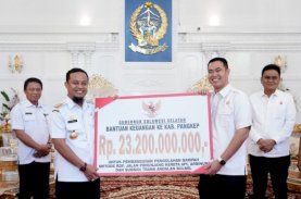 Gubernur Sulsel Serahkan Bantuan Keuangan Rp23,2 Miliar untuk Pemkab Pangkep