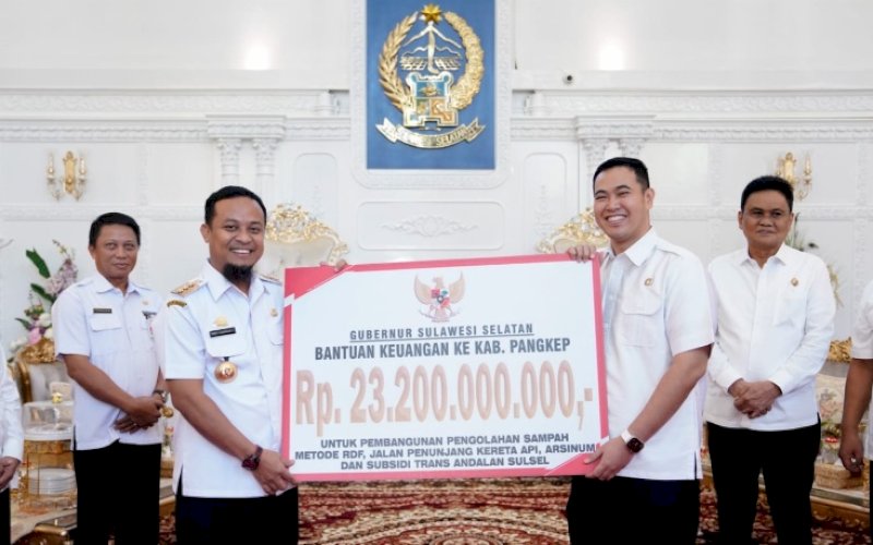 BANTUAN KEUANGAN. Gubernur Sulsel Andi Sudirman Sulaiman menyerahkan bantuan keuangan senilai Rp23,2 miliar untuk Pemkab Pangkep diterima langsung Bupati Pangkep, Muhammad Yusran Lalogau, di Rujab Gubernur Sulsel, Rabu (1/2/2023). foto: istimewa