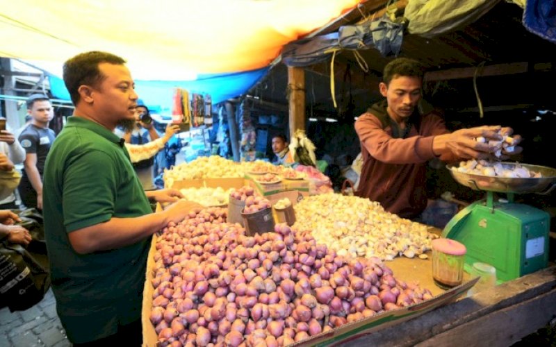 INTERAKSI. Gubernur Sulsel, Andi Sudirman Sulaiman, berinteraksi dengan salah seorang pedagang saat berkunjung sekaligus berbelanja di Pasar Sentral Malino, Minggu (12/2/2023). foto: istimewa