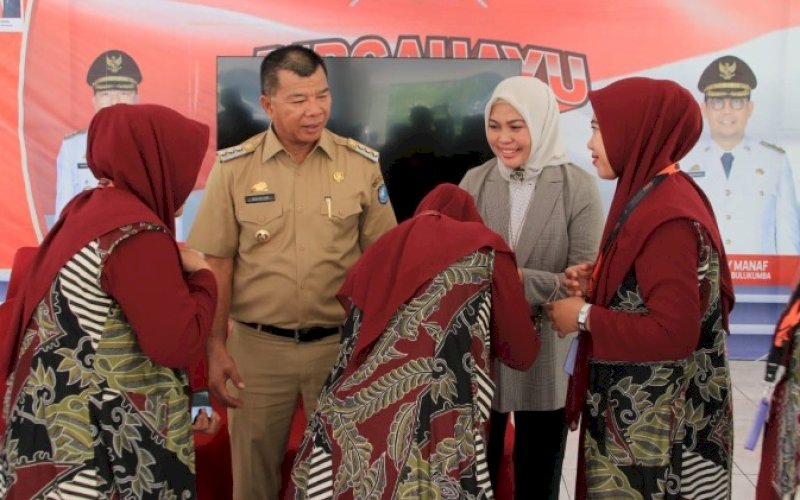 PELEPASAN. Bupati Bulukumba Andi Muchtar Ali Yusuf didampingi Ketua Dekranasda Bulukumba Andi Herfida Attas melepas rombongan jemaah umrah Bulukumba yang akan berangkat ke tanah suci Mekah di Pendopo Rumah Jabatan Bupati Bulukumba, Senin (6/2/2023). foto: istimewa