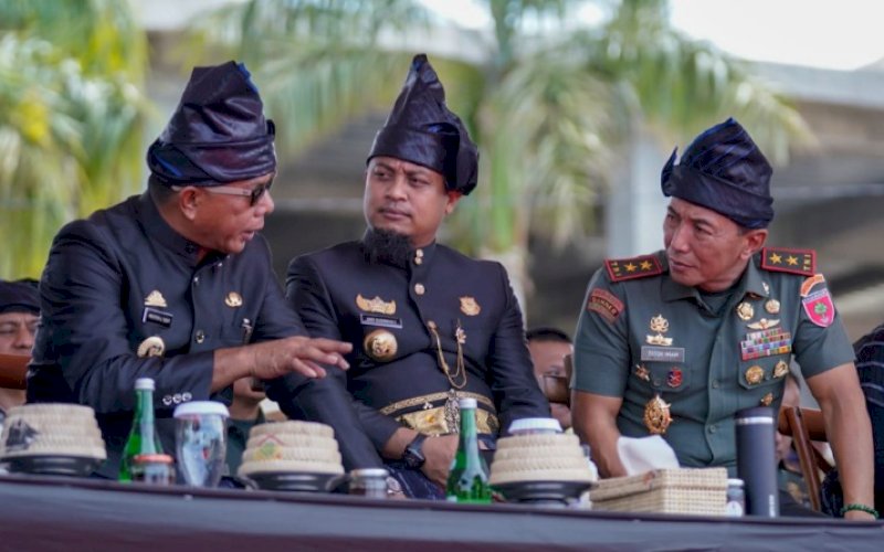 HUT BULUKUMBA. Bupati Bulukumba Andi Muchtar Ali Yusuf mendampingi Gubernur Sulsel Andi Sudirman Sulaiman pada peringatan Hari Jadi Kabupaten Bulukumba Ke-63, Sabtu (4/2/2023). foto: istimewa