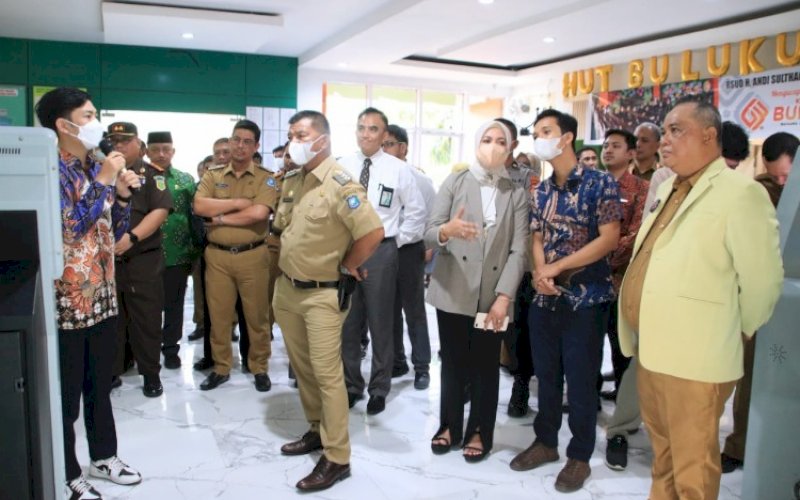 PERESMIAN. Bupati Bulukumba Andi Muchtar Ali Yusuf didampingi Ketua Dekranasda Kabupaten Andi Herifida Attas saat meresmikan penggunaan aplikasi rekam medik elektronik digitalisasi di RSUD H Andi Sulthan Dg Radja Bulukumba, Senin (6/2/2023). foto: istimewa
