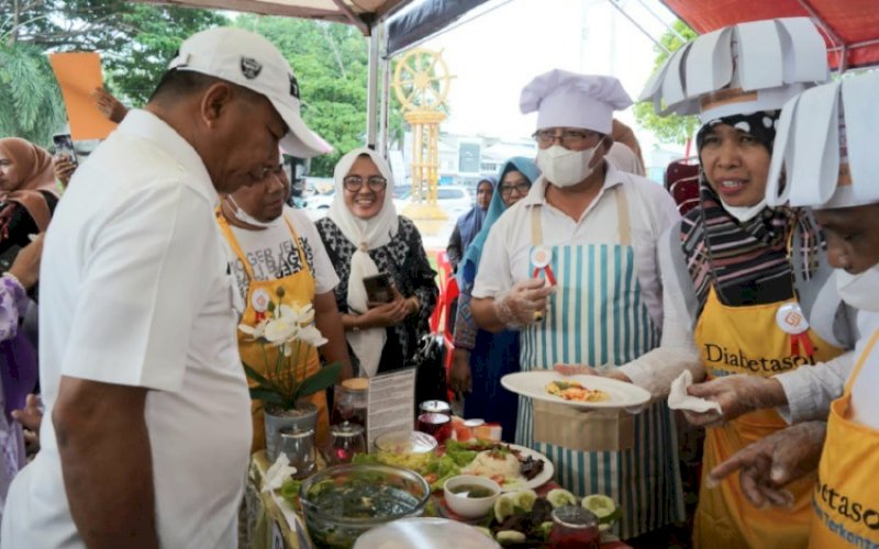 PENINJAUAN. Bupati Bulukumba, Andi Muchtar Ali Yusuf, meninjau lomba masak lintas OPD yang berlangsung di Lapangan Pemuda Kabupaten Bulukumba, Kamis (2/2/2023). foto: istimewa