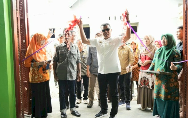 PERESMIAN. Bupati Bulukumba, Andi Muchtar Ali Yusuf, meresmikan lumbung pangan, mesin penggiling, dan mesin pengering padi di Desa Bialo, Kecamatan Gantarang, Kabupaten Bulukumba, Kamis (2/2/2023). foto: istimewa
