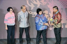 Andi Utta Bawa Bulukumba Raih Piala Adipura