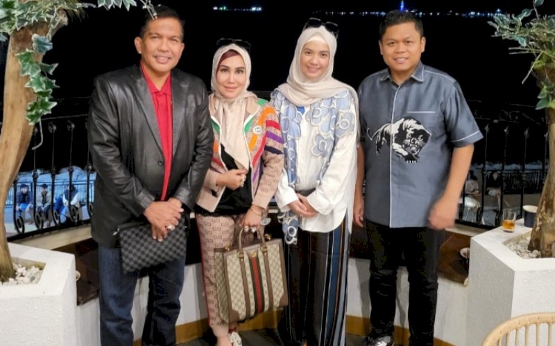 THE ICON. Salah satu inspektur di Itjen Kemendagri Arsan Latif (kiri) dan istri bersama owner Kafe & Resto The Icon Yasika Yasir Machmud dan istri. foto: istimewa