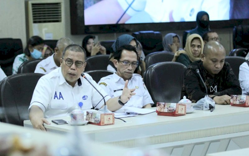 RDP. Direktur Teknik Perumda Air Minum Kota Makassar, Asdar Ali, saat menghadiri Rapat Dengar Pendapat (RDP) untuk menindaklanjuti Surat dari LSM Laskar Merah Putih (LMP) Perwakilan Sulsel terkait polemik belum cairnya dana pensiunan pegawai Perumda Air Minum Kota Makassar di DPRD Kota Makassar, Rabu (22/2/2023). foto: istimewa
