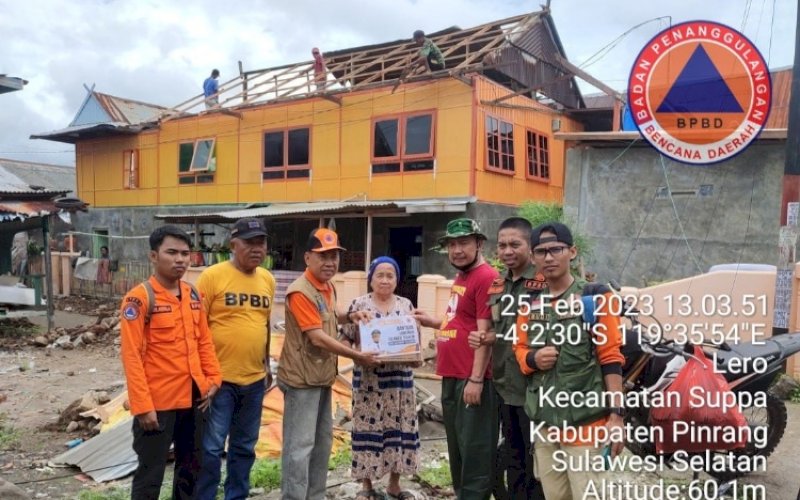 BANTUAN. Penyaluran bntuan buffer logistik BPBD Provinsi Sulsel telah disalurkan kepada korban terdampak musibah angin kencang di Kabupaten Pinrang, Sabtu (25/2/2023). foto: istimewa