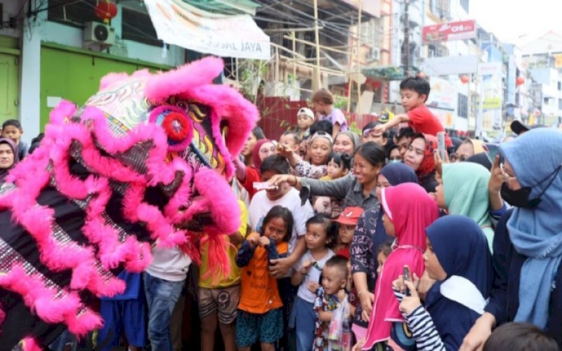 PADAT PENGUNJUNG. Ribuan Warga Makassar memadati sepanjang Jl Sulawesi. Lokasi dilaksanakannya Karnaval Budaya Jappa Jokka Cap Go Meh 2023, Minggu (5/2/2023). foto: istimewa