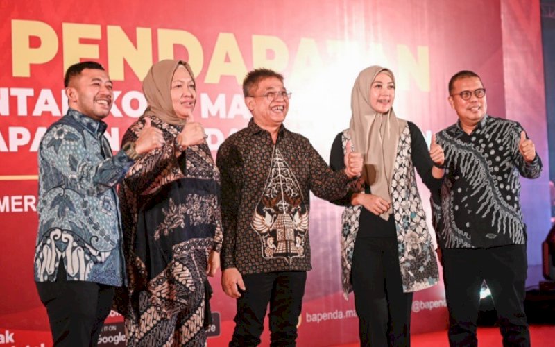 RAKOR PENDAPATAN. Direktur Utama Perumda Air Minum Kota Makassar, Beni Iskandar (tengah), didampingi para direksi lainnya menghadiri Rapat Koordinasi Pendapatan 2023 'Menuju Pendapatan Asli Daerah 2 Triliun' di Hotel Mercure Seminyak, Badung, Bali, Kamis (23/2/2023). foto: istimewa
