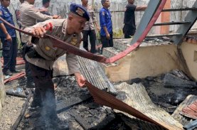 Brimob Bone Bantu Warga Bersihkan Puing Kebakaran