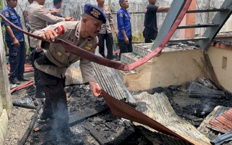 MEMBERSIHKAN. Tim SAR Batalyon C Pelopor untuk membantu memadamkan api dan membersihkan puing-puing rumah warga yang terkena musibah kebakaran di Jl Kol Andi Suaib, Kelurahan Massumpu, Kabupaten Bone, sekitar pukul 10.30 WITA, Senin (20/2/2023). foto: istimewa