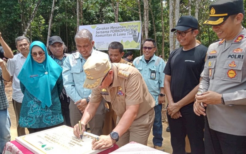 PERESMIAN. Bupati Luwu Timur (Lutim), Budiman, meresmikan Trans Water Park (TWP) di Desa Puncak Indah, Kecamatan Malili, Kabupaten Luwu Timur, Senin (6/2/2023). foto: istimewa