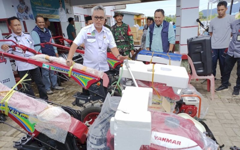BANTUAN. Bupati Luwu Timur, Budiman, saat menerima bantuan yang diberikan PT Vale Indonesia di Kantor Desa Wewangriu, Kecamatan Malili, Kabupaten Luwu Timur, Rabu (15/2/2023). foto: istimewa