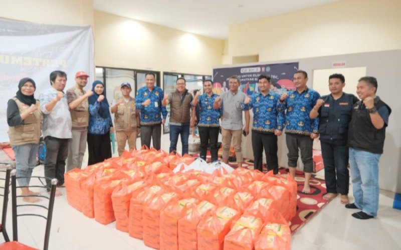 BANTUAN. Sekretaris Dewan (Sekwan) DPRD Kota Makassar, Dahyal, menyerahkan makanan siap saji kepada warga yang terdampak banjir di Kelurahan Katimbang, Kecamatan Biringkanaya, Kota Makassar, Jumat (17/2/2022). foto: istimewa