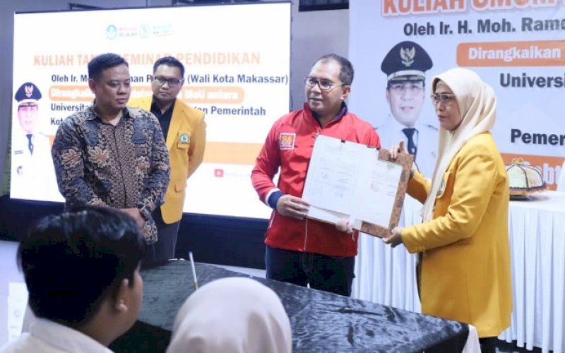 KERJA SAMA. Wali Kota Makassar Moh Ramdhan Pomanto bersama Rektor Universitas Lamappapoleonro Andi Adawiyah memperlihatkan berkas kerja sama usai penandatanganan di Kampus Universitas Lamappapoleonro Soppeng, Sabtu (18/2/2023). foto: istimewa