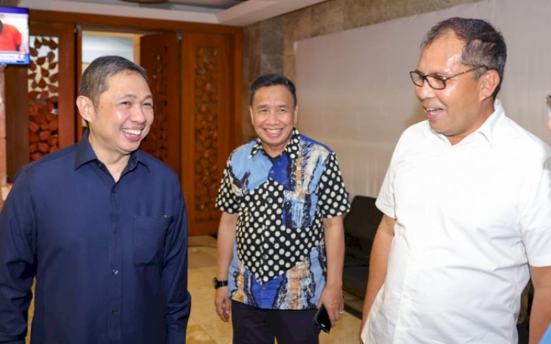 JAMUAN. Wali Kota Makassar Moh Ramdhan Pomanto menjamu makan malam Ketua Umum Partai Gelora Anis Matta di kediaman pribadinya, Jl Amirullah, Kota Makassar, Jumat (24/02/2023) malam. foto: istimewa