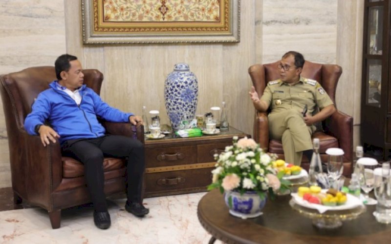 PERSIAPAN. Wali Kota Makassar Moh Ramdhan Pomanto dan Ketua APEKSI BimAla Arya bersama Dir Eksekutif menggelar rapat persiapan di kediamannya, Jl Amirullah, Kota Makassar, Rabu (1/02/2023) malam. foto: istimewa