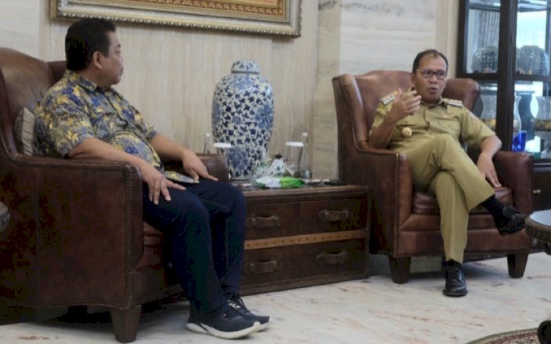 SILATURAHMI. Wali Kota Makassar Moh Ramdhan Pomanto menerima Store Manager Gramedia Pettarani Immanuel Larashusodo yang datang berkunjung ke kediamannya, Selasa (31/1/2023). foto: istimewa