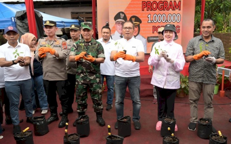 PENCANANGAN. Ketua TP PKK Makassar Indira Jusuf Ismail mendampingi Wali Kota Makassar Moh Ramdhan Pomanto pada kegiatan pencanangan Program Satu Juta Polybag Gerakan Terus Menanam yang dilaksanakan di Lorong Wisata Geneva Bontoramba, Kelurahan Tamalanrea, Kecamatan Tamalanrea, Kota Makassar, Sabtu (25/2/2023). foto: istimewa