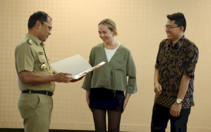 KERJA SAMA. Wali Kota Makassar, Moh Ramdhan Pomanto, bersama perwakilan Kerajaan Inggris pada acara Pemaparan Program Future Cities Dukungan Kerja Sama Kemenhub dan Kerajaan Inggris: Pemaparan Hasil Kajian Kriteria Desain Infrastruktur Mobilitas di Sekitar Sudirman Loop di Hotel Best Western Plus Makassar, Senin (27/2/2023). foto: istimewa