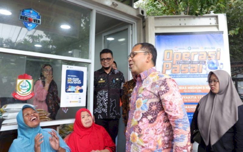 DANNY MENYAPA. Wali Kota Makassar, Moh Ramdhan Pomanto, menyapa warga pada Operasi Pasar Murah di Jl Kandea, Kelurahan Baraya, Kecamatan Bontoala, Kota Makassar, Kamis (9/2/2023). foto: istimewa