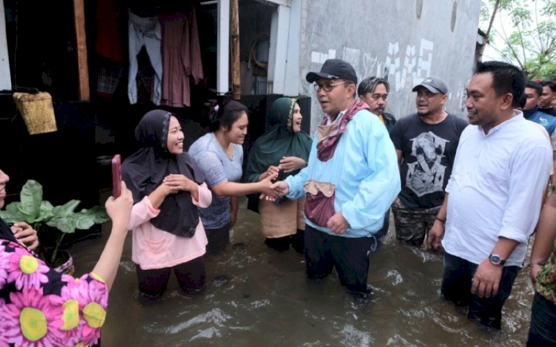 PEDULI. Wali Kota Makassar, Moh Ramdhan Pomanto, menyapa warga saat turun langsung melihat dampak banjir yang tengah melanda sejumlah titik di Kota Makassar. foto: istimewa