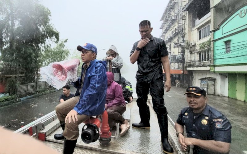 TURUN LANGSUNG. Wali Kota Makassar, Moh Ramdhan Pomanto, bersama jajaran terkait turun langsung mengevakuasi warga terdampak curah hujan tinggi di Makassar, Senin (13/2/2023). foto: istimewa
