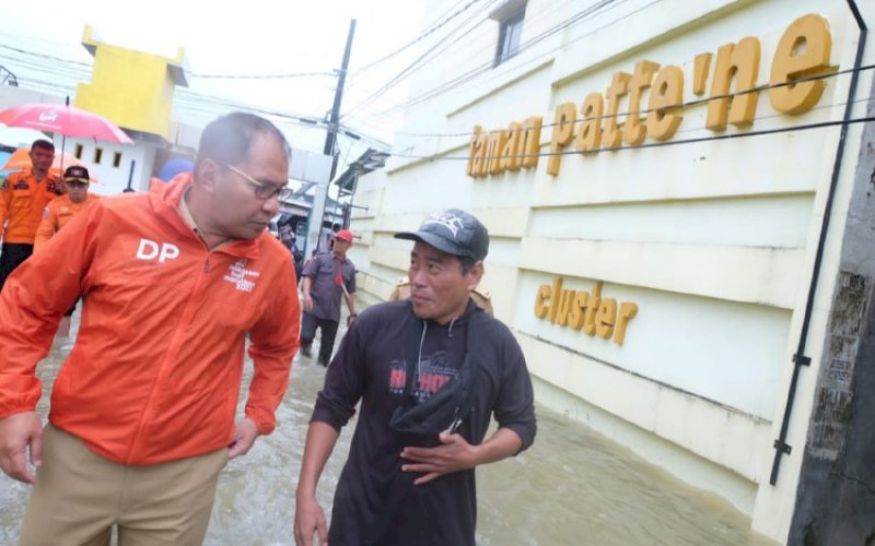 PEDULI. Wali Kota Makassar, Moh Ramdhan Pomanto, turun langsung mengunjungi pengungsi untuk memastikan kondisi warganya baik-baik saja di Perumahan Patte'ne Permai, Kelurahan Sudiang, Kecamatan Biringkanaya, Kota Makassar, Selasa (14/2/2023). foto: istimewa