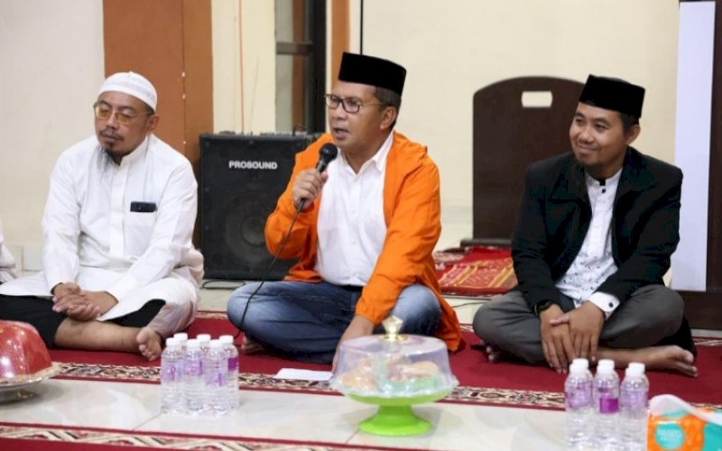 SILATURAHMI. Ketua IKA Unhas Wilayah Sulsel, Moh Ramdhan Pomanto, saat silaturahmi bersama santri dan pimpinan Ponpes Wahdah Islamiyah Ibnu Qayyim, Minggu (26/2/2023). foto: istimewa