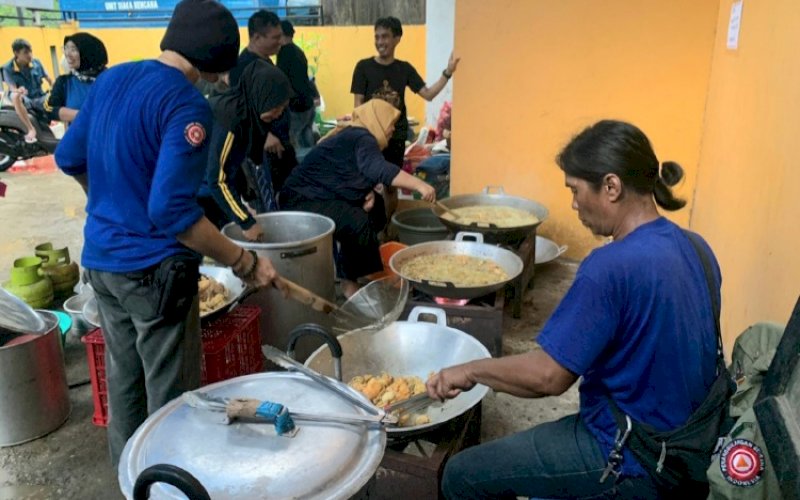 DAPUR UMUM. Dinas Sosial Kota Makassar dapur umum untuk pengungsi banjir yang berpusat di Jl Abdullah Daeng Sirua, Kota Makassar. foto: istimewa