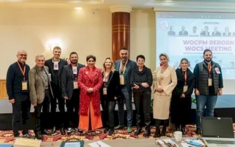 PELANTIKAN. Presiden World Council for Preventive, Regenerative and Antiaging Medicine (WOCPM), ProfProf dr Deby Pada Vinski MSc PhD (kelima kiri), saat melantik pengurusnya di seluruh dunia. foto: istimewa