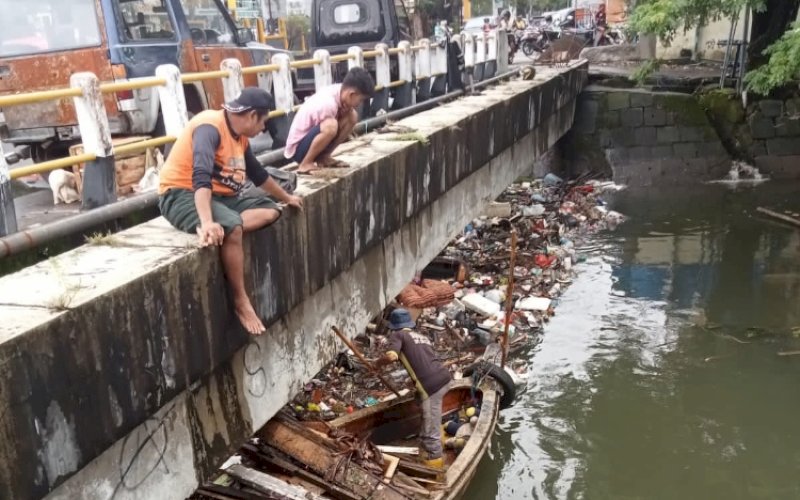 PEMBERSIHAN. Tim Satgas Drainase Dinas Pekerjaan Umum (DPU) Kota Makassar saat ini terus melakukan upaya pembersihan saluran drainase di berbagai wilayah, Selasa (14/2/2023). foto: istimewa