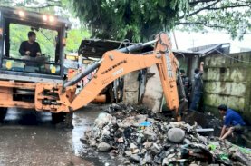 Tangani Genangan Air di Jl Letjend Hertasning, Dinas PUTR Sulsel Bersihkan Saluran Drainase