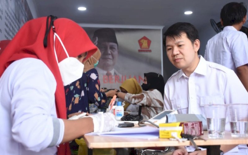 PEMERIKSAAN. Ketua DPC Partai Gerindra Kota Makassar, Eric Horas, ikut langsung memeriksa kesehatan pada acara yang digelar dalam rangka memeriahkan HUT Partai Gerindra Ke-15 di Sekretariat DPC Gerindra Makassar, Jl Raya Pendidikan, Kota Makassar, Minggu (19/2/2023). foto: istimewa