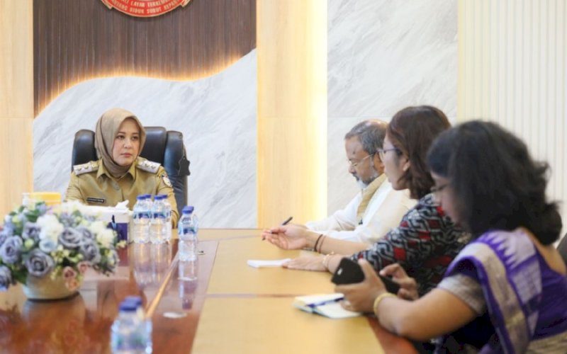 KUNJUNGAN. Wakil Wali Kota Makassar Fatmawati Rusdi menerima kunjungan Duta Besar India untuk Indonesia dan Timor Leste HE Manoj Kumar Bharti di Ruang Rapat Wakil Wali Kota Makassar, Senin (6/2/2023). foto: istimewa