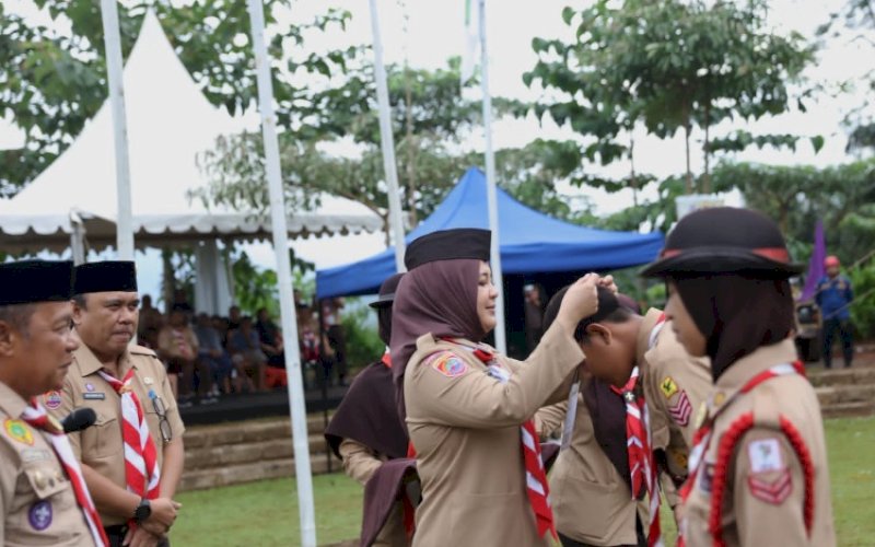 PEMBUKAAN. Ketua Kwartir Cabang (Kwarcab) Makassar, Fatmawati Rusdi, resmi membuka Lomba Tingkat III Regu Pramuka Penggalang Kwarcab Kota Makassar di Tokka Tena Rata, Kabupaten Maros, Rabu (1/2/2023). foto: istimewa