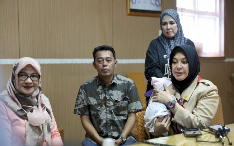 GEREBEK STUNTING. Wali Kota Makassar, Fatmawati Rusdi, menggendong seorang bayi, saat melakukan Gerebek Stunting di Puskesmas Panambungan Kompleks Rusunawa Baru, Kecamatan Mariso, Sabtu (11/2/2023). foto: istimewa