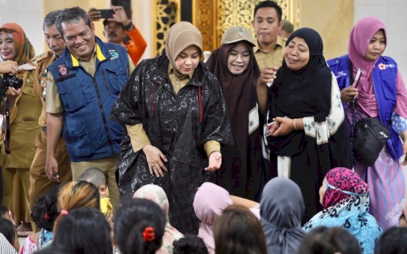PENINJAUAN. Wakil Wali Kota Makassar, Fatmawati Rusdi, melakukan kunjungan dan peninjauan secara langsung kondisi pengungsi korban banjir di Kelurahan Wala-walaya, Kelurahan Tallo dan juga kesiapan dapur umum dari Dinas Sosial Kota Makassar yang dipusatkan di Jl Abdullah Dg Sirua, Kota Makassar, Selasa (14/2/2023). foto: istimewa
