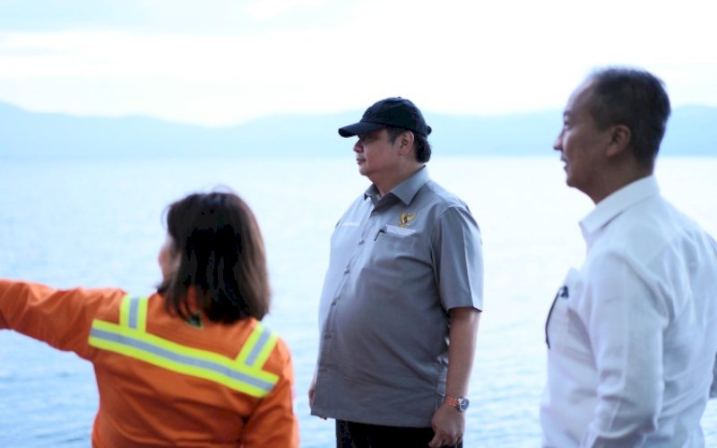 PEMANDANGAN INDAH. CEO PT Vale Indonesia Febriani Eddy (ki-ka), Menteri Koordinator Bidang Perekonomian Airlangga Hartarto, dan Menteri Perindustrian Agus Gumiwang Kartasasmita menikmati pemandangan Danau Matano, Luwu Timur. foto: istimewa