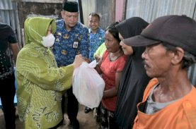 Indira Bagikan Paket Sembako kepada Korban Banjir