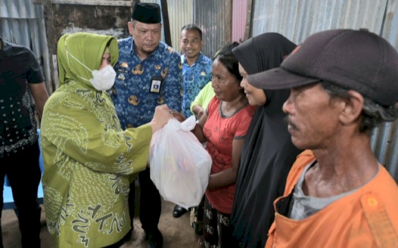 BANTUAN. TP PKK Kota Makassar, Indira Jusuf Ismail, menyalurkan bantuan sosial untuk masyarakat terdampak banjir di Kota Makassar, Jumat (17/2/2023). foto: istimewa
