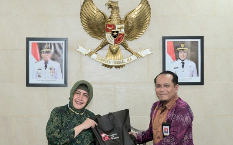 AUDIENSI. Deputi Direktur Managemen Strategis Edukasi dan Perlindungan Konsumen serta Kemitraan Pemerintah Daerah OJK Regional 6 Sulampua Bondan Kusuma saat audiensi dengan Ketua TP PKK Kota Makassar Indira Jusuf Ismail, Selasa (21/2/2023). fota: istimewa