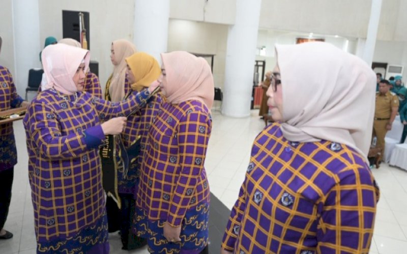 PELANTIKAN. Bunda PAUD Kota Makassar, Indira Jusuf Ismail, melantik empat Bunda PAUD Kecamatan di Baruga Anging Mammiri Rumah Jabatan Wali Kota Makassar, Kamis (2/2/2023). foto: istimewa