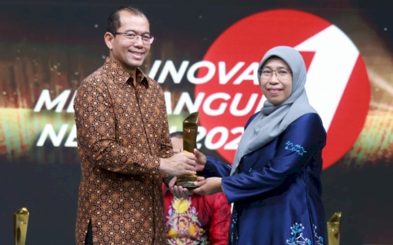 PENGHARGAAN. Wali Kota Makassar Moh Ramdhan Pomanto menerima penghargaan yang diwakili Kepal Dinas Komuninasi dan Informatika Kota Makassar Ismawaty Nur di Studio tvOne, Epicentrum, Jakarta, Sabtu (25/2/2023). foto: istimewa