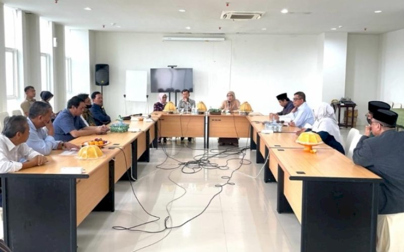 KUNJUNGAN. Wakil Presiden Republik Indonesia Ke-10 dan Ke-12 Jusuf Kalla didampingi istri Mufidah Jusuf Kalla serta Ketua Yayasan Al Gazali Universitas Islam Makassar (UIM) Fatimah Kalla kembali mengunjungi Kampus UIM di Tamalanrea, Kota Makassar, Selasa (31/1/2023). foto: istimewa