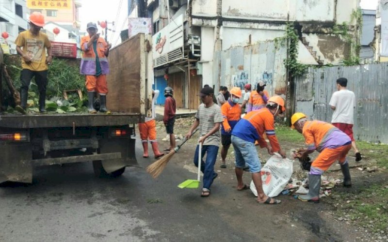 KERJA BAKTI. Pemerintah Kecamatan Wajo, lurah, RT dan RW secara bersama melakukan kerja bakti menyambut Festival Jappa Jokka Cap Go Meh 2023 yang akan digelar di sepanjang Jl Sulawesi, Minggu (5/2/2023). foto: istimewa