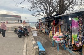 Pedagang dan Pengunjung Tanjung Bira Senang Masjid Terapung Diresmikan