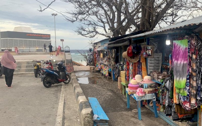 FASILITAS MASJID. Masjid Thalhah Ubaidillah Bira Bululumba berada dekat dengan lokasi pedagang yang memudahkah salat berjemaah di masjid bagi warga setempat dan pengunjung. foto: istimewa